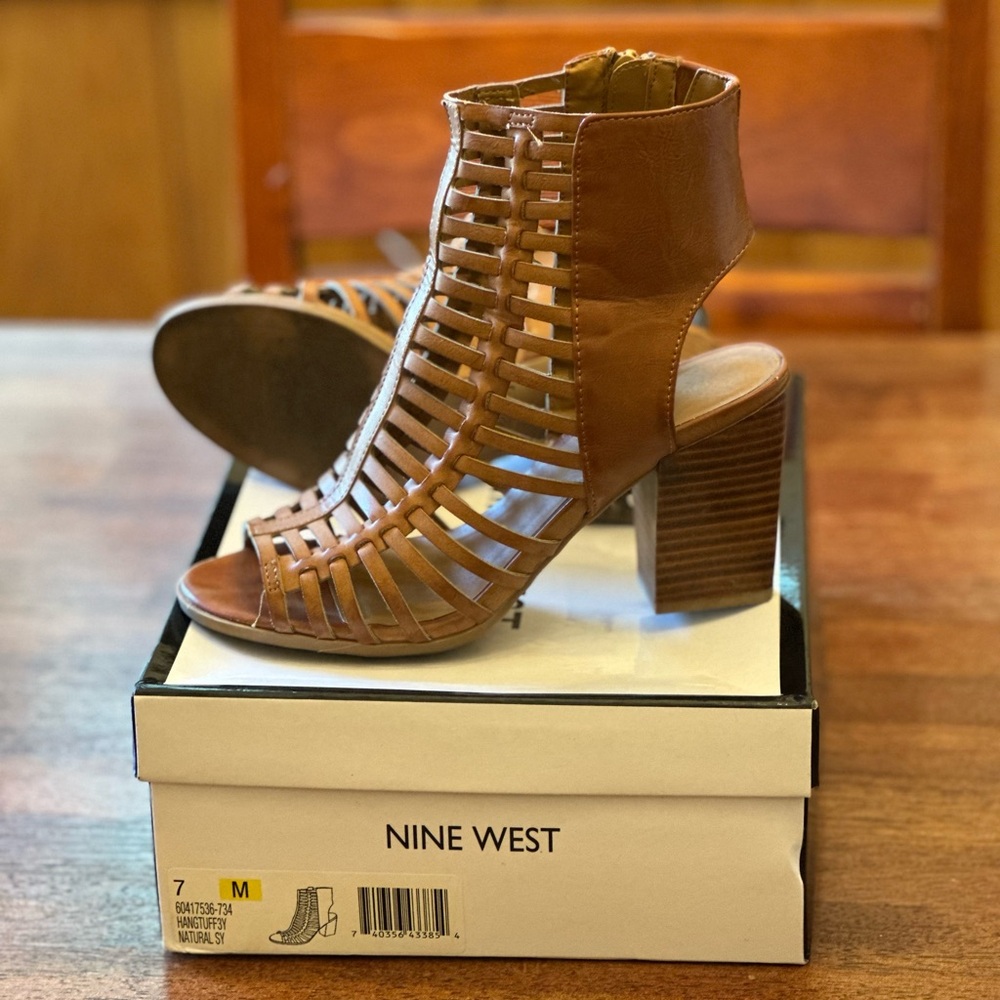 Nine West Sz 7 Tan Heeled Hangtuff Boots with Elegant Design